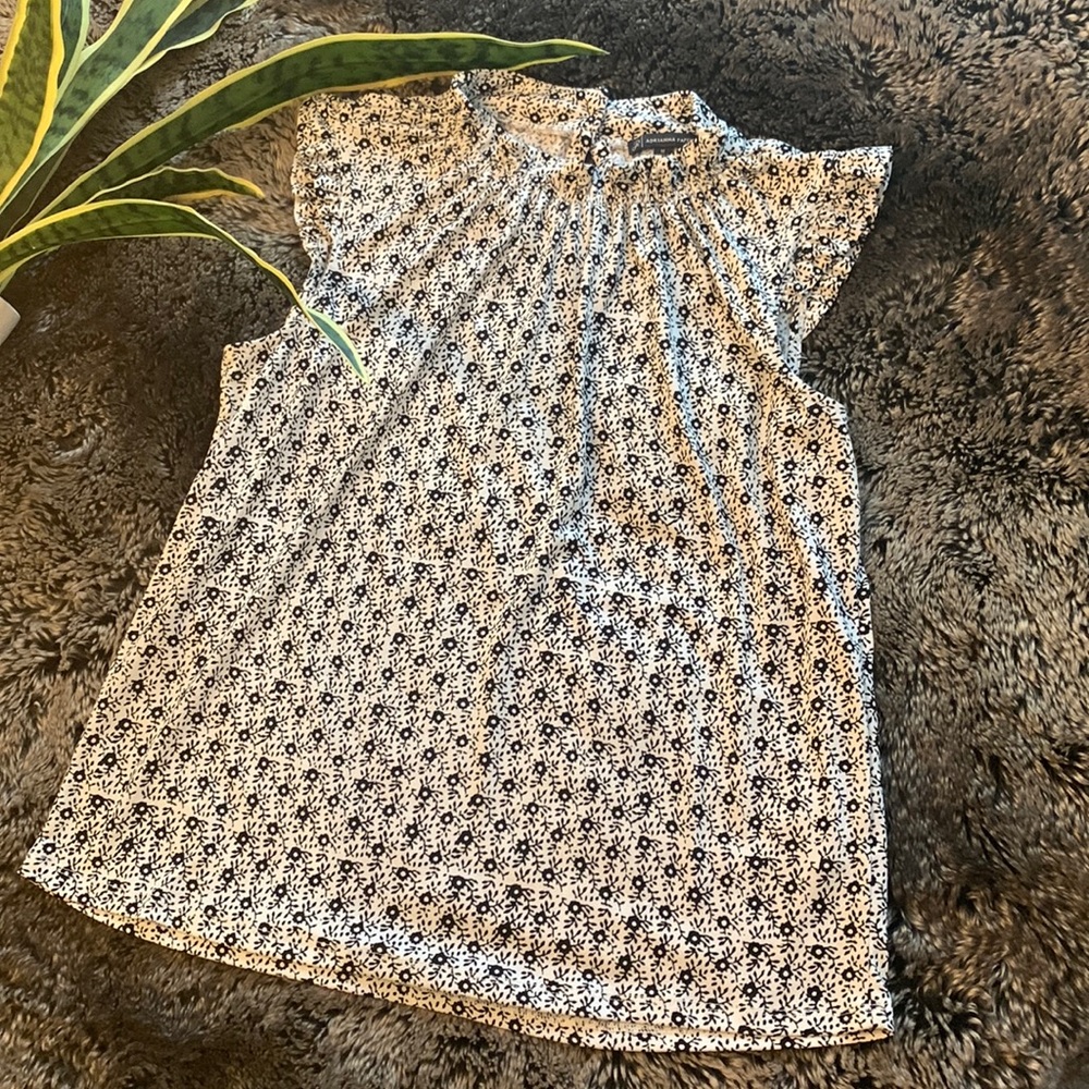 Sleeveless comfy business blouse. Bouncy feeling fabric.